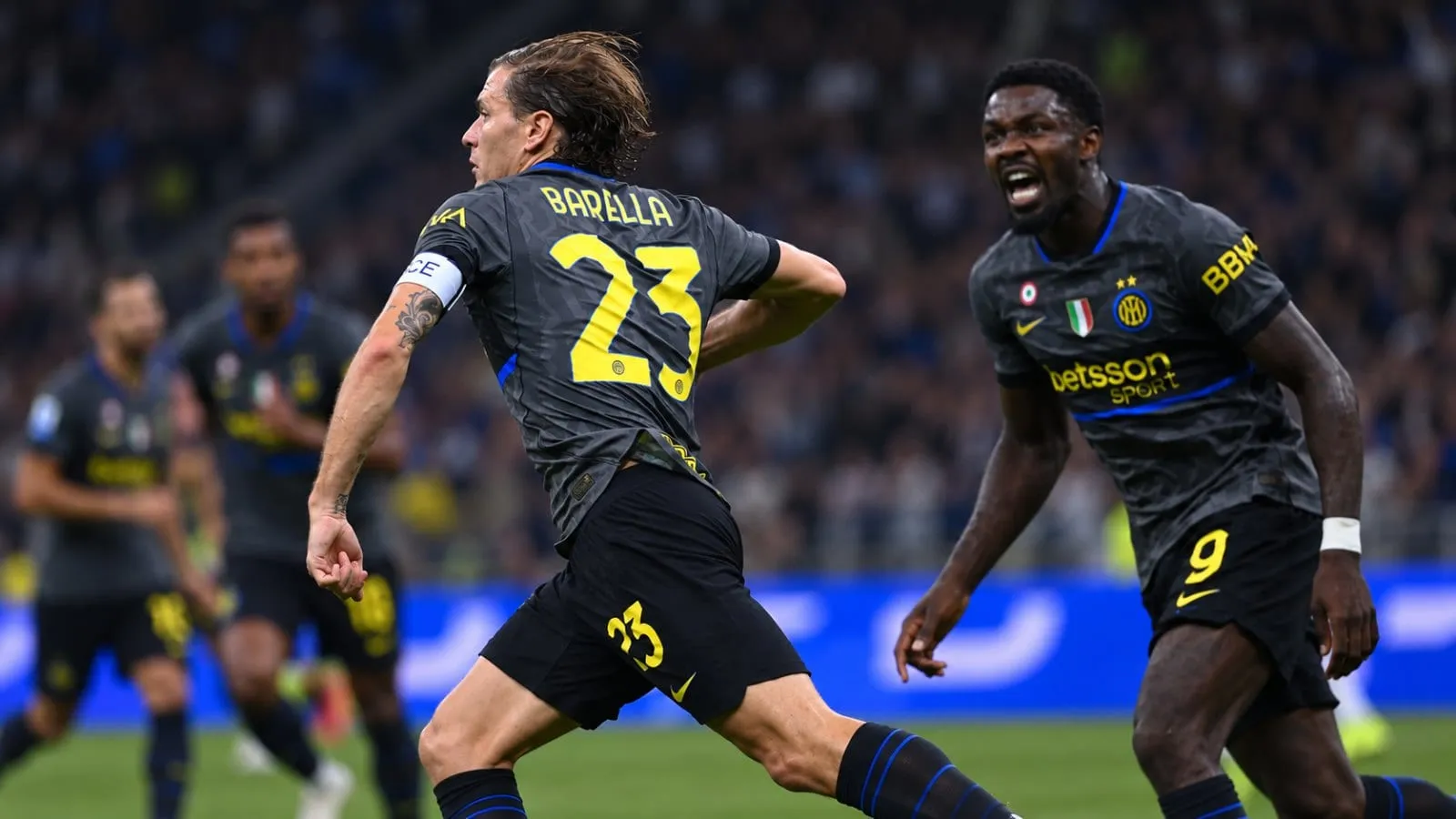 Nicolo Barella świętuje gola